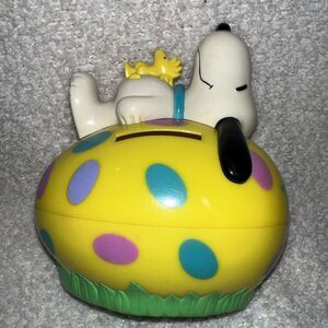 Whitman's Candies Peanuts SNOOPY and‎ WOODSTOCK Plastic Easter Egg Bank
